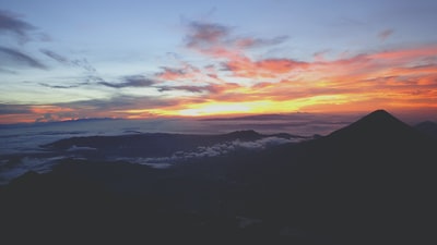 山脉覆盖云在日落风景摄影
